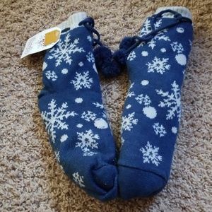 NWT COZY HUB BLUE & SILVER SNOWFLAKE CABIN SOCKS